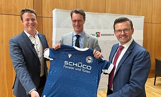 Der Bielefelder CDU-Abgeordnete Tom Brüntrup (v.l.) mit Ministerpräsident Hendrik Wüst und Fraktionskollege Raphael Tigges. - CDU-Fraktion NRW Der Bielefelder CDU-Abgeordnete Tom Brüntrup (v.l.) mit Ministerpräsident Hendrik Wüst und Fraktionskollege Raphael Tigges. - CDU-Fraktion NRW