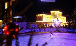 Ein einsamer Pinguin steht auf der Plastikeisbahn des Weihnachtsmarktes und wartet auf Kinder. - THORSTEN ULONSKA Ein einsamer Pinguin steht auf der Plastikeisbahn des Weihnachtsmarktes und wartet auf Kinder. - THORSTEN ULONSKA