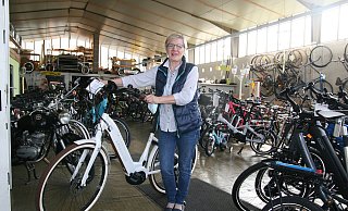 Die Nachfrage nach E-Bikes ist derzeit ungebrochen groß. Das weiß Ulrike Brune aus Spenge. Sowohl ältere als auch jüngere Nutzer mögen den kleinen Motor am Zweirad. - Karin Wessler Die Nachfrage nach E-Bikes ist derzeit ungebrochen groß. Das weiß Ulrike Brune aus Spenge. Sowohl ältere als auch jüngere Nutzer mögen den kleinen Motor am Zweirad. - Karin Wessler