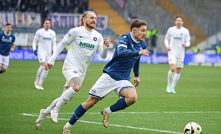 Außenverteidiger Felix Hagmann blieb gegen Aue hinten weitgehend fehlerfrei und kurbelte auch nach vorne das Spiel gelegentlich an. - Oliver Krato Außenverteidiger Felix Hagmann blieb gegen Aue hinten weitgehend fehlerfrei und kurbelte auch nach vorne das Spiel gelegentlich an. - Oliver Krato