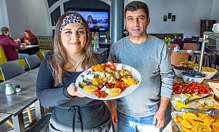 Kadriye Günes und ihr Vater Hakim in ihrem Frühstückslokal "Keyf" - Barbara Franke Kadriye Günes und ihr Vater Hakim in ihrem Frühstückslokal "Keyf" - Barbara Franke