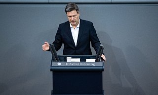 Wirtschaftsminister Robert Habeck warnt die Union vor den Folgen einer Klage gegen den beschlossenen Nachtragshaushalt der Ampel-Regierung. - Foto: Bernd von Jutrczenka/dpa Wirtschaftsminister Robert Habeck warnt die Union vor den Folgen einer Klage gegen den beschlossenen Nachtragshaushalt der Ampel-Regierung. - Foto: Bernd von Jutrczenka/dpa