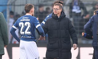 Arminia Bielefelds Sportchef Michael Mutzel (M.) hat bis zum Ende der Transferperiode noch eine Menge Arbeit vor sich. - Oliver Krato Arminia Bielefelds Sportchef Michael Mutzel (M.) hat bis zum Ende der Transferperiode noch eine Menge Arbeit vor sich. - Oliver Krato