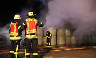 Die Feuerwehr im Einsatz auf einem Bauernhof in Kirchlengern. - Florian Weyand Die Feuerwehr im Einsatz auf einem Bauernhof in Kirchlengern. - Florian Weyand