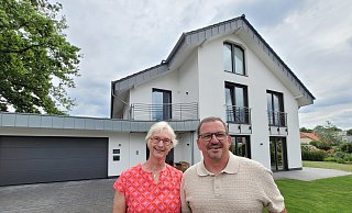Bauherrin Hildegard Fuest und Bauamtsleiter Stephan Walter sprechen über die Steinhagener Klimaschutzsiedlung, die vor einigen Jahren als zukunftsweisend galt. - Jonas Damme Bauherrin Hildegard Fuest und Bauamtsleiter Stephan Walter sprechen über die Steinhagener Klimaschutzsiedlung, die vor einigen Jahren als zukunftsweisend galt. - Jonas Damme