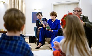 Elke Büdenbender, Ehefrau von Bundespräsident Steinmeier, liest Flüchtlingskindern aus der Ukraine im Schloss Bellevue Geschichten vor. Büdenbender ist eine der Schirmherrinen für das Buchprojekt «Better Time Stories». - Bernd von Jutrczenka/dpa/Archiv Elke Büdenbender, Ehefrau von Bundespräsident Steinmeier, liest Flüchtlingskindern aus der Ukraine im Schloss Bellevue Geschichten vor. Büdenbender ist eine der Schirmherrinen für das Buchprojekt «Better Time Stories». - Bernd von Jutrczenka/dpa/Archiv
