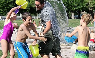 Im Sommer können Eltern und Kinder mehr Zeit draußen verbringen - für viele eine Erleichterung in der Pandemie. Doch die Möglichkeiten bleiben aufgrund der Beschränkungen begrenzt. Die Stadt will nachhelfen. Im Sommer können Eltern und Kinder mehr Zeit draußen verbringen - für viele eine Erleichterung in der Pandemie. Doch die Möglichkeiten bleiben aufgrund der Beschränkungen begrenzt. Die Stadt will nachhelfen.