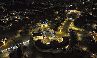 Auf dem Weihnachtsmarkt Bad Oeynhausen spielen ehrenamtliche Musiker gebührenfreie Weihnachtsmusik. Bloß auf der Eisbahn gibt's gebührenpflichtigen Rock und Pop. - Thorsten Ulonska Auf dem Weihnachtsmarkt Bad Oeynhausen spielen ehrenamtliche Musiker gebührenfreie Weihnachtsmusik. Bloß auf der Eisbahn gibt's gebührenpflichtigen Rock und Pop. - Thorsten Ulonska