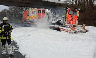 Der Rettungswagen geriet auf der Ladefläche in Brand. - Feuerwehr Bad Wünnenberg Der Rettungswagen geriet auf der Ladefläche in Brand. - Feuerwehr Bad Wünnenberg