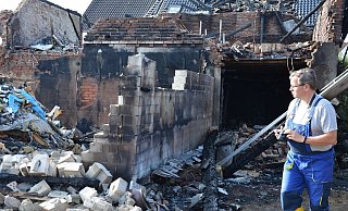 Thomas Möller von der Kriminalpolizei Minden untersucht die Brandruine an der Lübbecker Straße. Mit der Kamera hält er den entstandenen Schaden fest. - Doris Christoph Thomas Möller von der Kriminalpolizei Minden untersucht die Brandruine an der Lübbecker Straße. Mit der Kamera hält er den entstandenen Schaden fest. - Doris Christoph