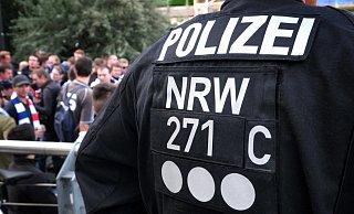 Die Polizei sucht einen Mann, der es auf die Wertgegenstände eines Stadiongängers abgesehen hatte. - Symbolbild: Andreas Frücht Die Polizei sucht einen Mann, der es auf die Wertgegenstände eines Stadiongängers abgesehen hatte. - Symbolbild: Andreas Frücht