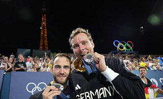 Das deutsche Beach-Duo Nils Ehlers (r) und Clemens Wickler holt Silber. - Rolf Vennenbernd/dpa Das deutsche Beach-Duo Nils Ehlers (r) und Clemens Wickler holt Silber. - Rolf Vennenbernd/dpa