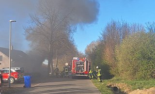 Eine Garage in Haaren bei Bad Wünnenberg steht am Montagabend in Vollbrand. - Feuerwehr Bad Wünnenberg Eine Garage in Haaren bei Bad Wünnenberg steht am Montagabend in Vollbrand. - Feuerwehr Bad Wünnenberg