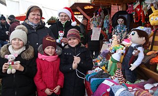 Friederike, Vivienne und Mia und ihre Oma Maria Roch haben bei Marlies Kamradt (2.Reihe, 2.v.l) Handpuppen gekauft. - Klaus Frensing Friederike, Vivienne und Mia und ihre Oma Maria Roch haben bei Marlies Kamradt (2.Reihe, 2.v.l) Handpuppen gekauft. - Klaus Frensing