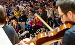 Junge Konzertbesucher lauschen gespannt der Nordwestdeutschen Philharmonie in Herford. - Ralf Bittner Junge Konzertbesucher lauschen gespannt der Nordwestdeutschen Philharmonie in Herford. - Ralf Bittner