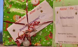 Viele Menschen im Kreis Herford wären ohne die Aktion "Paket mit Herz" in den vergangenen Jahren leer ausgegangen. In diesem Jahr hoffen wieder mehr als 1.000 Menschen auf ein Weihnachtsgeschenk. - sport/presse/foto Dünhölter Viele Menschen im Kreis Herford wären ohne die Aktion "Paket mit Herz" in den vergangenen Jahren leer ausgegangen. In diesem Jahr hoffen wieder mehr als 1.000 Menschen auf ein Weihnachtsgeschenk. - sport/presse/foto Dünhölter