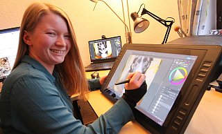 Die Bilder von Riccarda Leporin entstehen zumeist am Grafik-Tablet. Zwischen zehn und 20 Stunden benötigt sie für ein Bild. - Björn Kenter Die Bilder von Riccarda Leporin entstehen zumeist am Grafik-Tablet. Zwischen zehn und 20 Stunden benötigt sie für ein Bild. - Björn Kenter