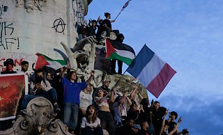 Freude und Trubel nach dem überraschenden Wahlergebnis. - Sadak Souici/ZUMA Press Wire/dpa Freude und Trubel nach dem überraschenden Wahlergebnis. - Sadak Souici/ZUMA Press Wire/dpa