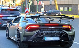 Ein Lamborghini Gallardo kostet in der Basisvariante schnell 150.000 Euro. Die Fahrer aus Minden setzten jedoch auf geliehende Boliden, wie die Polizei mitteilt. Symbolfoto: - IMAGO/Gottfried Czepluch Ein Lamborghini Gallardo kostet in der Basisvariante schnell 150.000 Euro. Die Fahrer aus Minden setzten jedoch auf geliehende Boliden, wie die Polizei mitteilt. Symbolfoto: - IMAGO/Gottfried Czepluch