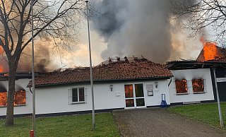 Das Schützenhaus in Höxter steht in Vollbrand. - Christoph Tegethoff Das Schützenhaus in Höxter steht in Vollbrand. - Christoph Tegethoff