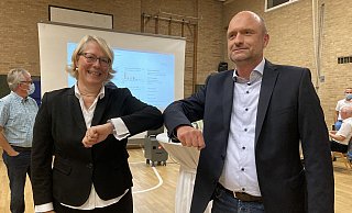 Ellbogen statt Handshake: Der unterlegene CDU-Kandidat Klaus Vorderbrüggen gratuliert der im Amt bestätigten Bürgermeisterin Susanne Mittag zur erneuten Wiederwahl. - Meinolf Praest Ellbogen statt Handshake: Der unterlegene CDU-Kandidat Klaus Vorderbrüggen gratuliert der im Amt bestätigten Bürgermeisterin Susanne Mittag zur erneuten Wiederwahl. - Meinolf Praest