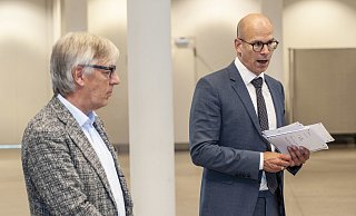 Krisenstab-Chef Ingo Nürnberger (rechts) und Schuldezernent Udo Witthaus informierten zur aktuellen Lage bei einer kurzfristig anberaumten Pressekonferenz. - Jörg Dieckmann Krisenstab-Chef Ingo Nürnberger (rechts) und Schuldezernent Udo Witthaus informierten zur aktuellen Lage bei einer kurzfristig anberaumten Pressekonferenz. - Jörg Dieckmann