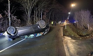 Der Audi war zunächst vor eine Feldauffahrt geprallt, bevor er sich überschlung und mitten auf der Fahrbahn auf dem Dach liegen blieb. - FFW Warburg Der Audi war zunächst vor eine Feldauffahrt geprallt, bevor er sich überschlung und mitten auf der Fahrbahn auf dem Dach liegen blieb. - FFW Warburg