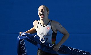 Laura Lindemann trägt bei der Schlussfeier der Olympischen Spiele gemeinsam mit Max Rendschmidt die deutsche Fahne. - Marijan Murat/dpa Laura Lindemann trägt bei der Schlussfeier der Olympischen Spiele gemeinsam mit Max Rendschmidt die deutsche Fahne. - Marijan Murat/dpa