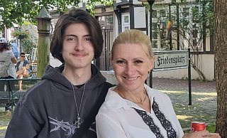 Dieses Foto von Philipos Tsanis und seiner Mutter Joanna Steinmann entstand am Friedensplatz in Minden. Auch die Mutter hofft. dass der Täter seine gerechte Strafe bekommt. - Privat Dieses Foto von Philipos Tsanis und seiner Mutter Joanna Steinmann entstand am Friedensplatz in Minden. Auch die Mutter hofft. dass der Täter seine gerechte Strafe bekommt. - Privat