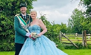 Das Königspaar Dieter und Christina Thomas steht im Mittelpunkt des Festes. - Heimatverein Blankenrode Das Königspaar Dieter und Christina Thomas steht im Mittelpunkt des Festes. - Heimatverein Blankenrode
