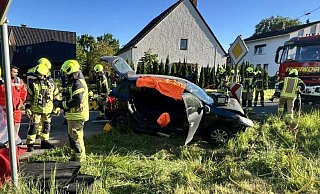 Die Feuerwehr Rödinghausen wurde zu einem schweren Verkehrsunfall am Freitagabend alarmiert. - Feuerwehr Rödinghausen Die Feuerwehr Rödinghausen wurde zu einem schweren Verkehrsunfall am Freitagabend alarmiert. - Feuerwehr Rödinghausen