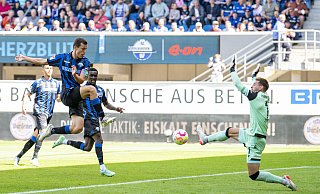 Paderborns Ron Schallenberg macht das Tor zum 3:2. - dpa Paderborns Ron Schallenberg macht das Tor zum 3:2. - dpa