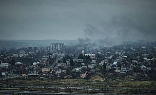Rauch steigt aus brennenden Gebäuden in einer Luftaufnahme von Bachmut auf. - Libkos/AP Rauch steigt aus brennenden Gebäuden in einer Luftaufnahme von Bachmut auf. - Libkos/AP