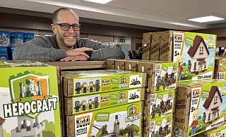 In seinem Paderborner Klemmbausteinladen Steingemachtes verkauft Thorsten Klahold auch die von ihm erdachten Sets der neu aufgelegten Marke Kiddicraft. - Jens Reddeker In seinem Paderborner Klemmbausteinladen Steingemachtes verkauft Thorsten Klahold auch die von ihm erdachten Sets der neu aufgelegten Marke Kiddicraft. - Jens Reddeker