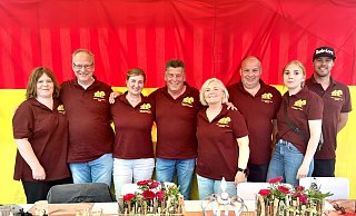 Das Königspaar des Heidefests 2024/2025 der Stadtheide-Vereinigung, Ludger und Regina Gerold, genießt mit seinem Hofstaat (v. l.) Alexandra und Uwe Gerold, Regina und Ludger Gerold, Brigitte und Elmar Gerold, Linda Schütte und Marius Gerold sowie allen Besuchern ein tolles dreitägiges Fest mit einem unterhaltsamen bunten Programm - leider ohne Nachfolge. - Carola Drabon Das Königspaar des Heidefests 2024/2025 der Stadtheide-Vereinigung, Ludger und Regina Gerold, genießt mit seinem Hofstaat (v. l.) Alexandra und Uwe Gerold, Regina und Ludger Gerold, Brigitte und Elmar Gerold, Linda Schütte und Marius Gerold sowie allen Besuchern ein tolles dreitägiges Fest mit einem unterhaltsamen bunten Programm - leider ohne Nachfolge. - Carola Drabon