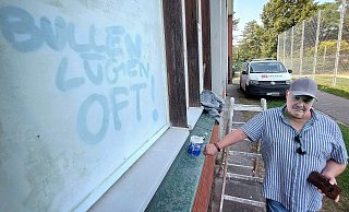 Uwe Bunk aus Gütersloh hat sich jahrelang darum bemüht, dass die Anti-Polizei-Graffiti an der Turnhalle verschwinden. Weil nichts passierte, informierte er die NW. - Andreas Frücht Uwe Bunk aus Gütersloh hat sich jahrelang darum bemüht, dass die Anti-Polizei-Graffiti an der Turnhalle verschwinden. Weil nichts passierte, informierte er die NW. - Andreas Frücht