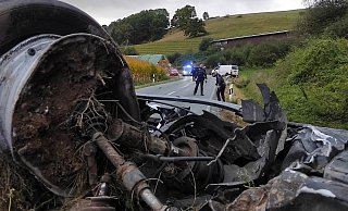 Der schwarze Kleinwagen der Unfallverursacherin landete etwa hundert Meter unterhalb der Unfallstelle, wo der weiße Bulli (Hintergrund) zum Stehen kam. - Svenja Ludwig Der schwarze Kleinwagen der Unfallverursacherin landete etwa hundert Meter unterhalb der Unfallstelle, wo der weiße Bulli (Hintergrund) zum Stehen kam. - Svenja Ludwig