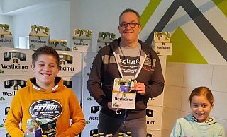 „Pickel-Jauh"-Präsident Uwe Jonietz bereitet die Motivationspakete vor. Um die Kontakte in der Corona-Zeit so gering wie möglich zu halten, findet dies in seinem eigenen Haushalt statt und er wird unterstützt von seinen Kindern Finn und Mia. - Pickel Jauh „Pickel-Jauh"-Präsident Uwe Jonietz bereitet die Motivationspakete vor. Um die Kontakte in der Corona-Zeit so gering wie möglich zu halten, findet dies in seinem eigenen Haushalt statt und er wird unterstützt von seinen Kindern Finn und Mia. - Pickel Jauh