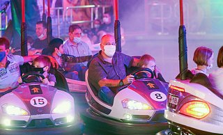 Auf der Radrennbahn in Bielefeld mussten die Besucher des Auto-Scooters Mund-Nase-Masken während der Fahrt tragen. Das wird auch beim Freizeitpark auf dem Pollhansgelände verlangt - Sarah Jonek Auf der Radrennbahn in Bielefeld mussten die Besucher des Auto-Scooters Mund-Nase-Masken während der Fahrt tragen. Das wird auch beim Freizeitpark auf dem Pollhansgelände verlangt - Sarah Jonek
