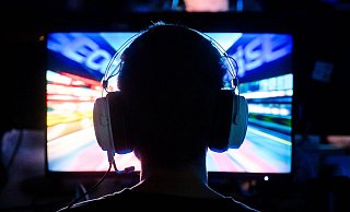 Längeres Starren auf den Bildschirm kann zu trockenen und gereizten Augen führen, bewusstes Blinzeln hilft, die Augen feucht zu halten. - Julian Stratenschulte/dpa Längeres Starren auf den Bildschirm kann zu trockenen und gereizten Augen führen, bewusstes Blinzeln hilft, die Augen feucht zu halten. - Julian Stratenschulte/dpa