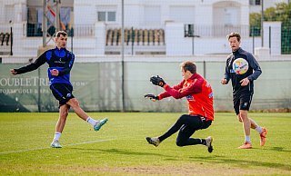 SCP-Stürmer Marvin Pieringer (l.), der hier im Wintertrainingslager in Spanien Torhüter Leopold Zingerle überwindet, ist seit diesem Dienstag wieder im Mannschaftstraining. - Besim Mazhiqi SCP-Stürmer Marvin Pieringer (l.), der hier im Wintertrainingslager in Spanien Torhüter Leopold Zingerle überwindet, ist seit diesem Dienstag wieder im Mannschaftstraining. - Besim Mazhiqi