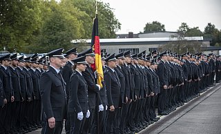Die angehenden Polizeibeamten stehen in Reih und Glied. - © Jörg Dieckmann - www. dieckmann-fotodesign.de Die angehenden Polizeibeamten stehen in Reih und Glied. - © Jörg Dieckmann - www. dieckmann-fotodesign.de