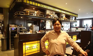 Betreiberin Pinyan Cheng vor der Theke ihres Restaurants "Der goldene Wok" am Hüttenbrink. - Max Maschmann Betreiberin Pinyan Cheng vor der Theke ihres Restaurants "Der goldene Wok" am Hüttenbrink. - Max Maschmann