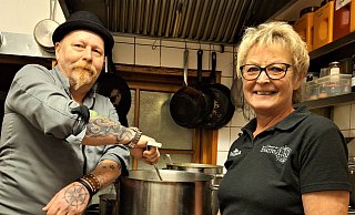 Manuela Schumacher und Thomas Hausmann vom Finlandia bekochen und bewirten am kommenden Montag bedürftige Menschen mit Grünkohl und Erbsensuppe. - Meiko Haselhorst Manuela Schumacher und Thomas Hausmann vom Finlandia bekochen und bewirten am kommenden Montag bedürftige Menschen mit Grünkohl und Erbsensuppe. - Meiko Haselhorst