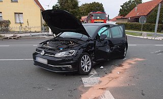 Das ramponierte Auto blieb nach dem Unfall auf der Kreuzung stehen. - Löschzug Dörenhagen Das ramponierte Auto blieb nach dem Unfall auf der Kreuzung stehen. - Löschzug Dörenhagen