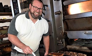 Björn Vollmer misst die Kerntemperatur seiner Christstollen. Zu sehen ist hier übrigens die Unterseite der Stollen. - Meiko Haselhorst Björn Vollmer misst die Kerntemperatur seiner Christstollen. Zu sehen ist hier übrigens die Unterseite der Stollen. - Meiko Haselhorst