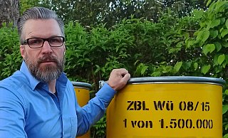 So könnten die Atommüll-Fässer aussehen, die ab 2027 in Würgassen zwischengelagert werden sollen. Diese Exemplare hat Dirk Wilhelm aber für Protestaktionen höchstpersönlich angepinselt. - privat So könnten die Atommüll-Fässer aussehen, die ab 2027 in Würgassen zwischengelagert werden sollen. Diese Exemplare hat Dirk Wilhelm aber für Protestaktionen höchstpersönlich angepinselt. - privat