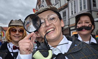 Die Mädels der Stadtverwaltung haben zu Weiberfastnacht als "Sherlock Holmes" die Innenstadtbelebung von Rietberg gesucht. - Birgit Vredenburg Die Mädels der Stadtverwaltung haben zu Weiberfastnacht als "Sherlock Holmes" die Innenstadtbelebung von Rietberg gesucht. - Birgit Vredenburg