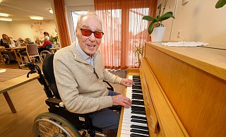 Rudolf Sichelschmidt greift auch im hohen Alter noch im Aufenthaltsraum des Heeper Seniorenheims Petristift in die Tasten des Klaviers. - Andreas Zobe Rudolf Sichelschmidt greift auch im hohen Alter noch im Aufenthaltsraum des Heeper Seniorenheims Petristift in die Tasten des Klaviers. - Andreas Zobe
