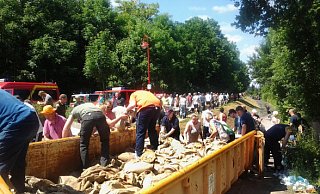 Bielefelder Feuerwehrleute und Johanniter sowie zahlreiche Schönebecker packen so viele Sandsäcke wie möglich. Mit Schubkarren werden sie anschließend an die durchgeweichten Deiche geschafft. - FOTO: JOHANNITER Bielefelder Feuerwehrleute und Johanniter sowie zahlreiche Schönebecker packen so viele Sandsäcke wie möglich. Mit Schubkarren werden sie anschließend an die durchgeweichten Deiche geschafft. - FOTO: JOHANNITER